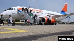 Самолет авиакомпании Azimuth в тбилисском аэропорту, архивная фотография