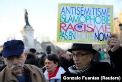 „Antisemitism, islamofobie, rasism - nu în numele nostru”, transmitea un protestatar francez în 2019.