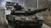 Tancurile ucrainene T64 se deplasează în direcția Bahmut, în regiunea Donețk, pe 20 martie 2023