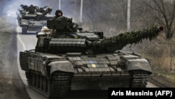 Украинские танки Т64 двигаются в направлении Бахмута. Донецкая область, 20 марта 2023 года