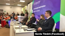 Ecaterina Medvedeva (a doua din dreapta), șefa organizației „Garda Tânără” a PSRM, la un panel de discuții la Soci.