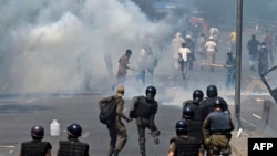 درگیری پولیس با معترضان در لاهور