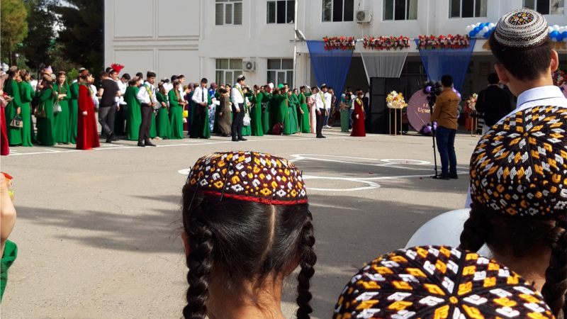 Ene-atalar pul bermän, mekdepden hasap soraýarlar