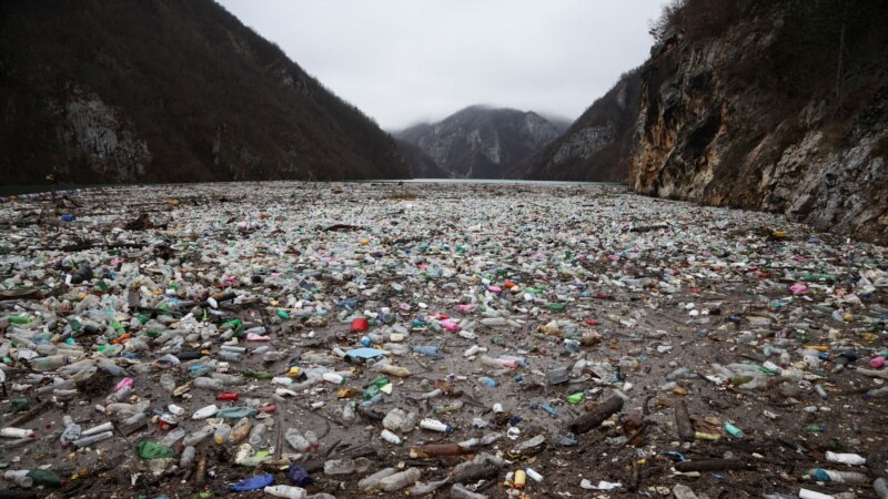 Frumusețea pângărită a Bosniei: Râul de smarald, sufocat din nou de plastic
