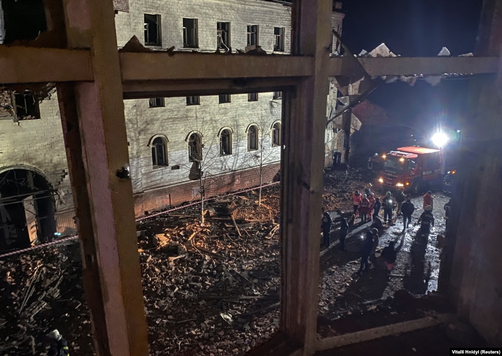 Ekuipazhet e shpëtimit, ndihmësit e mjekëve dhe oficerët e policisë vazhduan të punojnë deri në mëngjes në vendin e sulmit në një ndërtesë banimi në Harkiv. ​