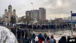 Ožalošćeni građani u redu ispred Crkve ikone Majke Božije pred opelo alekseju Navaljnom, Moskva, 1. mart 2024.