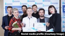 Gromovikov (primul din stânga) apare alături de absolvenții „Școlii tânărului politician”, într-o fotografie publicată pe paginile proiectului, în iunie 2019.