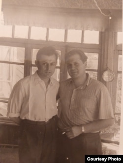 Леонид Владимиров (слева) с приятелем, конец 1950-х. Фото любезно предоставлено Дмитрием Боски