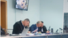 Dodon discută cu avocatul său, în timp ce procurorii prezintă în instanță înregistrări video ale întrevederii sale cu Vladimir Plahotniuc, la ședința CSJ din 10 noiembrie 2023.