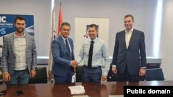 Direktori Rudnika uglja Pljevlja i Eleketorprivrede Srbije, Milan Lekić i Miroslav Tomašević tokom potpisivanja ugovora 25. maja 2022.