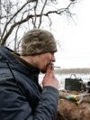 Кулеметник Олександр із позивним &laquo;Доля&raquo;. Перекур біля бойової позиції, що неподалік від&nbsp;Соледару&nbsp;Донецької області, 14 січня 2023 року.<br />
<br />
&laquo;Доля&raquo; йде до кулеметної точки та прострілює довірену йому ділянку, щоб перешкодити руху сил супротивника. Після серії коротких черг &laquo;Доля&raquo; тягнеться за цигаркою, закурює і розповідає: &laquo;Ми он із тієї посадки відходили 2,5 години. З боєм. 1200 метрів йшли 2,5 години. Я мав шість магазинів, набитих патронами, ще в кишенях &nbsp;&ndash; розсипом. Йшли і відстрілювалися. Вже пізніше, коли потрапив на базу, то побачив, що у магазині залишився один патрон, ще один &ndash; у патроннику. Витратили усе, що мали&raquo;. До війни Олександр був комірником у торговельному центрі, після мобілізації&nbsp;&ndash; піхотинець в окремому гірсько-штурмовому батальйні 10-ї окремої гірсько-штурмової бригади &laquo;Едельвейс&raquo;&nbsp;