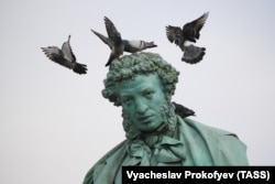 Голуби над памятником Александру Пушкину на Пушкинской площади