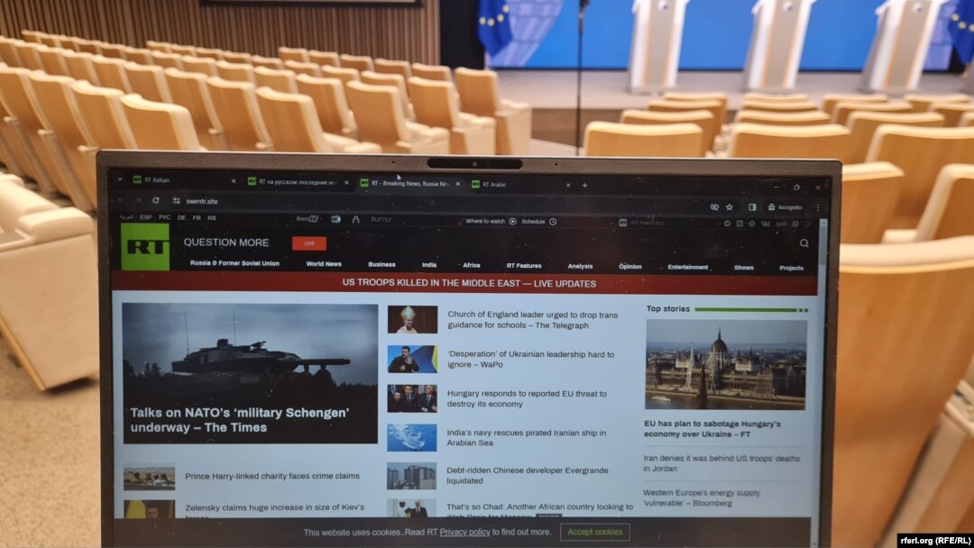 Веб страницата Russia Today на српски јазик во просториите на Европскиот Совет во Брисел, 29 јануари 2024 