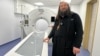 Preotul Dan Damaschin arată CT-ul cu care a fost deja dotat Spitalul „Veronica” din Iași. 