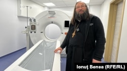 Preotul Dan Damaschin arată CT-ul cu care a fost deja dotat Spitalul „Veronica” din Iași. 