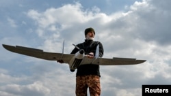 Украинский военнослужащий с беспилотником в руках, иллюстративная фотография
