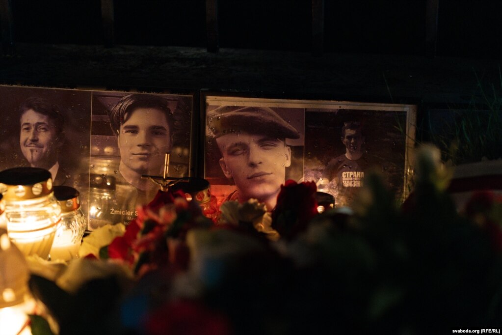 La gente rende omaggio a Raman Bandarenka vicino all'ambasciata bielorussa a Vilnius, in Lituania, il 12 novembre. Bandarenka, un manifestante pacifico e artista, è stato picchiato da uomini mascherati prima di essere preso in custodia dalla polizia a Minsk.  Morì il giorno successivo, 12 novembre 2020.
