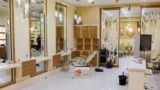 یکی از آرایشگاه های زنانه در کابل که در نتیحه محدودیت های وضع شده به وسیله طالبان مسدود شده است. 