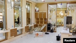 یکی از آرایشگاه های زنانه در کابل که در نتیحه محدودیت های وضع شده به وسیله طالبان مسدود شده است. 