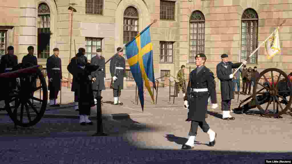 Švedski vojnici učestvuju u ceremoniji smjene straže ispred stockhomske kraljevske palate, 7. marta. Generalni sekretar NATO-a Jens Stoltenberg rekao je u izjavi istog dana da članstvo Švedske &quot;čini NATO jačim, Švedsku sigurnijom, a cijeli savez sigurnijim&quot;.