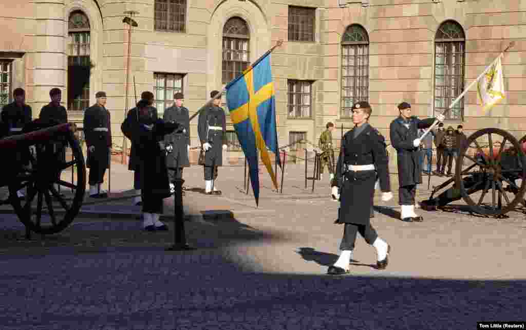 Шведські військові беруть участь у церемонії зміни варти перед королівським палацом у Стокгольмі 7 березня. Генеральний секретар НАТО Єнс Столтенберг того ж дня заявив, що членство Швеції &laquo;робить НАТО сильнішим, Швецію безпечнішою, а весь альянс більш захищеним&raquo;, і додав: &laquo;Я з нетерпінням чекаю на підняття їхнього прапора в штаб-квартирі НАТО в понеділок (11 березня &ndash; ред.)&raquo;