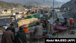 په تورخم کې ګڼ تجارتي ټرکونه ولاړ دي - انځور له ارشيفه 