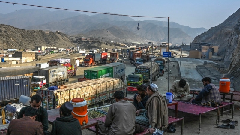 بسته شدن دوبارۀ گذرگاه تورخم؛ «رانندگان در این مسیر خواستار راه حل دایمی برای رفع مشکلات خود هستند»