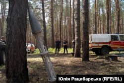 Залишок від реактивного снаряда, яким росіяни обстрілювали ліс
