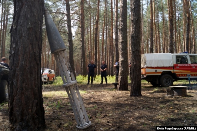Залишок від реактивного снаряда, яким росіяни обстрілювали ліс