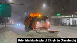 Tehnica specială curăță una din străzile din Chișinău, 8 ianuarie