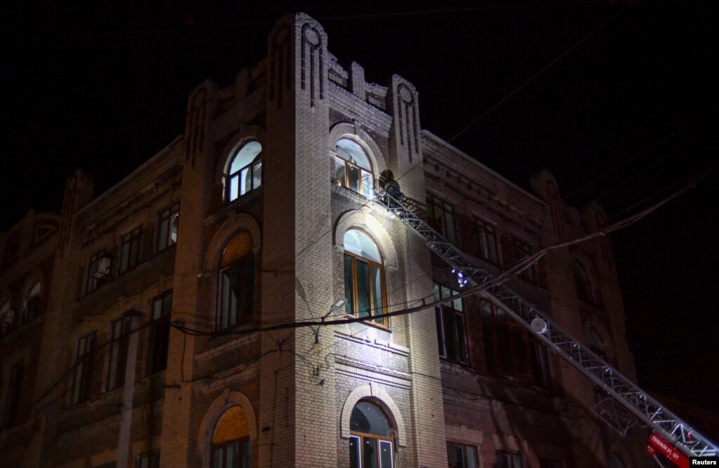 I soccorritori utilizzano un'autoscala per raggiungere i piani superiori dell'edificio danneggiato.