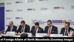 Ministrat nga rajoni duke e nënshkruar një deklaratë të përbashkët për luftimin e korrupsionit në Evropën Juglindore jatë Këshillit Ministror të OSBE-së në Shkup, Maqedoni e Veriut, 30 nëntor 2023.
