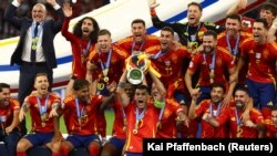 Kapiteni i Spanjës, Alvaro Morata, duke ngritur trofeun e Euro 2024 në Berlin, më 14 korrik 2024.