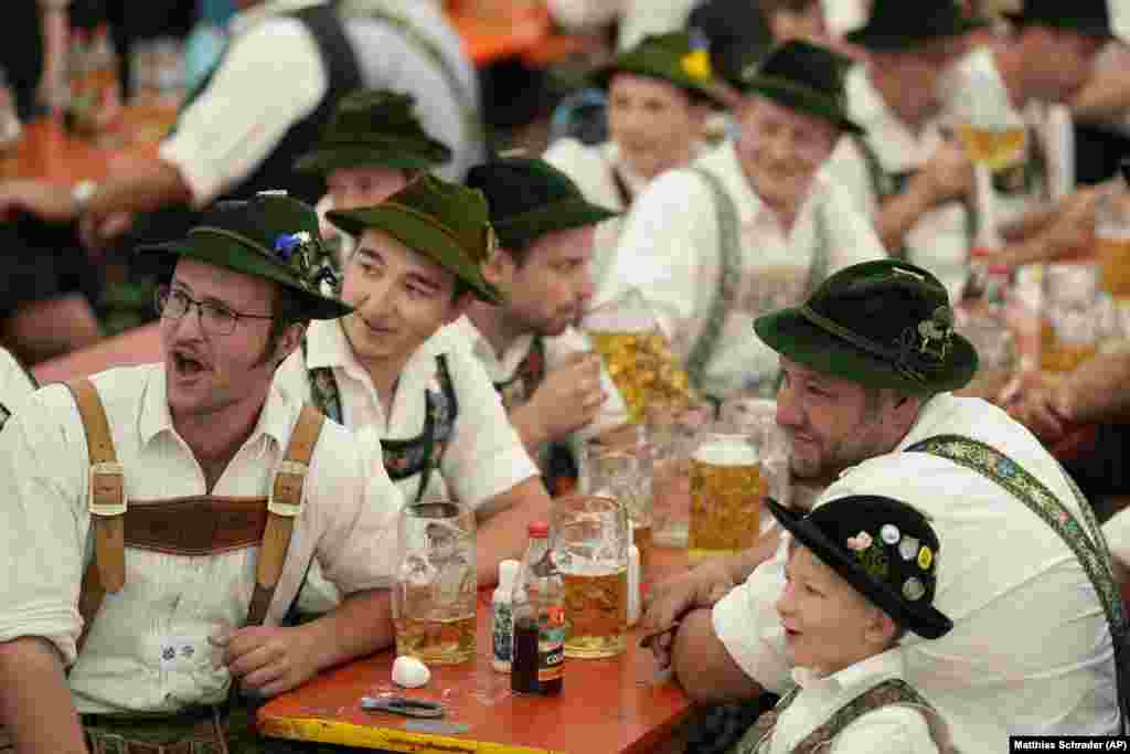 Rreth njëmijë vizitorë brohorisnin për konkurrentët vetëm meshkuj, ndërsa pinin birrën e tyre kombëtare dhe hanin salsiçe gjermane me famë botërore, të shoqëruar me muzikë bavareze që mbushte atmosferën.