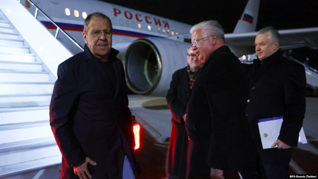Руският външен министър е посрещнат на летището в Скопие от руския посланик в Северна Македония Сергей Баздникин (вдясно).