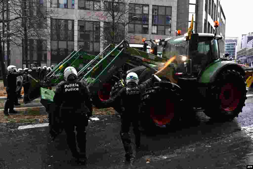 Policajac koristi sprej protiv demonstranata tokom protesta organizacija poljoprivrednika, Brisel, 26. februar 2024.