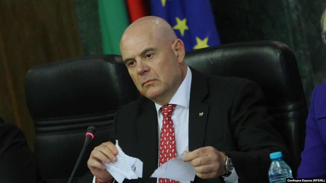  Gheshev a rupt în mod demonstrativ ceea ce a spus că este scrisoarea sa de demisie în timpul unei conferințe de presă și a spus în mod repetat că intenționează să rămână în funcție pentru întregul mandat de șapte ani.  