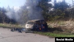 Një veturë e djegur si pasojë e sulmeve ruse në Herson, jug të Ukrainës, më 13 nëntor 2023.