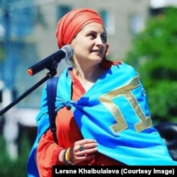 Lerane Haybullayeva İrpinde Ukrayına Mustaqillik kününde qırımtatar bayrağınen