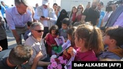 Joe Wilson s djecom bez roditelja u Azazu, Aleppo Sirija, 27. avgusta 2023.