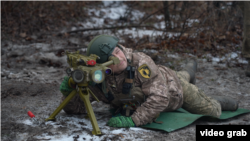 Військовослужбовець 22-ї ОМБр ЗСУ готується до пострілу з ПТРК «Метіс»