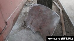 Куски металла, разлетевшиеся по Феодосии после удара по порту, Крым, 26 декабря 2023 года