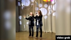 Ukrán gyerekek orosz hazafias dalokat énekelnek az egyik táborban