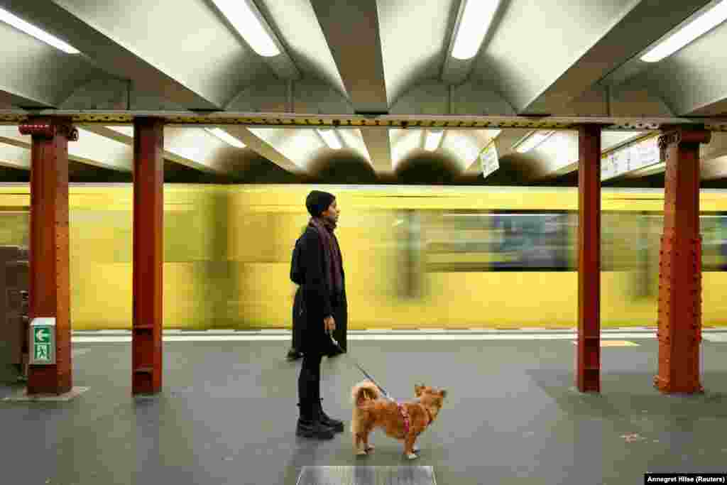 Një udhëtare në një stacion metroje në Berlin. 27 mars 2023.