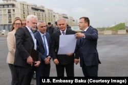 Ambasadori Libby (majtas) duke i vëzhguar punimet për rindërtimin e qarkut Fuzuli të Azerbajxhanit, i cili u rimor nga forcat etnike armene në tetor 2020.