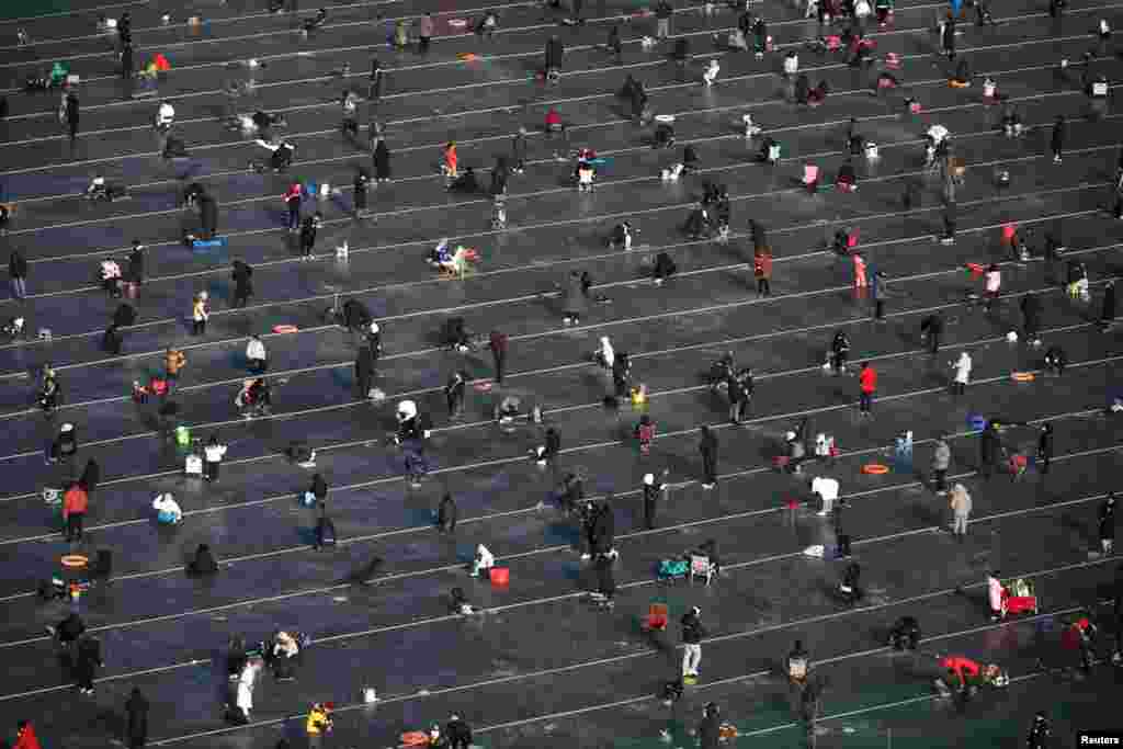 Ljudi pecaju pastrmke na zaleđenoj rijeci tokom Hwacheon Ice Festivala u Hwacheonu, južno od demilitarizirane zone (DMZ) koja razdvaja dvije Koreje, Južna Koreja, 6. januara.