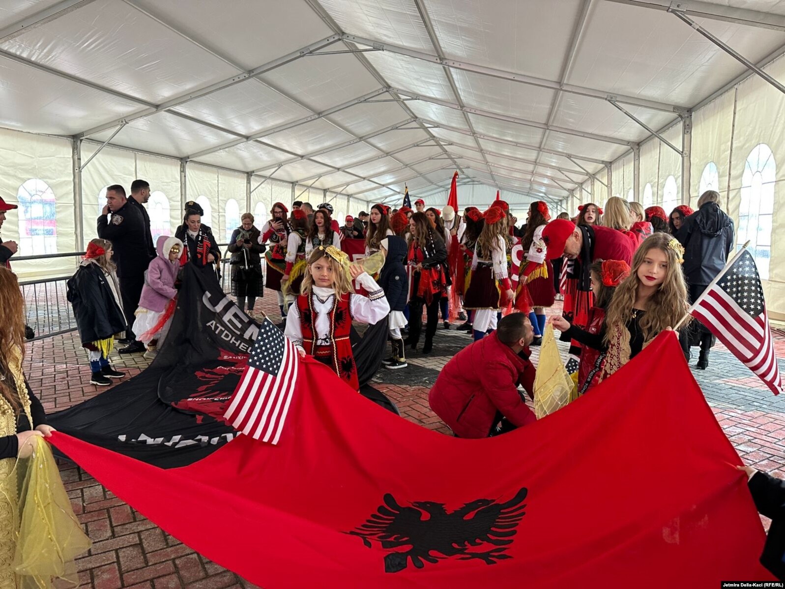 Shqiptarë nga gjithë bota parakaluan në bulevardin “Dëshmorët e Kombit” në Tiranë për nder të 28 Nëntorit - Ditës së Pavarësisë së Shqipërisë.