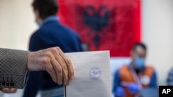 Votimet në Shqipëri. Pavarësisht se kishte humbur zgjedhjet, Jorgo Goro, qëndroi në detyrë në Himarë, pasi kryetari i zgjedhur u arrestua një ditë para zgjedhjeve lokale të vitit 2023. 
