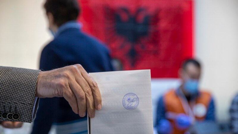Zgjedhjet në Shqipëri: Probleme me identifikimin dhe votimin elektronik 