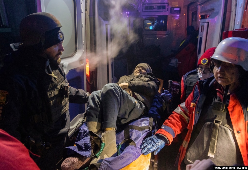Një grua e moshuar është transportuar në një spital nga ekipet e shpëtimit pas sulmit në Harkiv. I vendosur vetëm 30 kilometra nga kufiri me Rusinë, Harkivi është nën bombardime të shpeshta që kur Moska filloi pushtimin e saj në shkallë të plotë të Ukrainës në shkurt të vitit 2022.